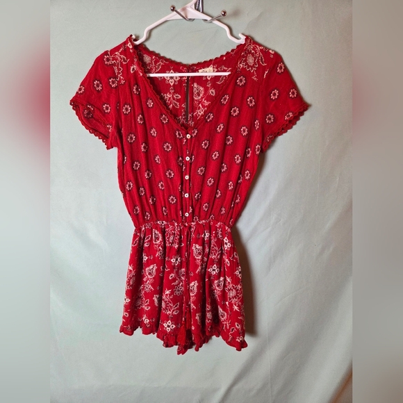 Hollister Short Sleeve Sz S Red Floral Print Bandana Western Ruffle Romper - Picture 1 of 13